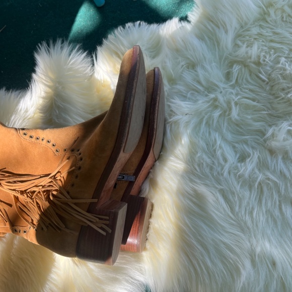 Size 9 Frye fringe boots - Picture 2 of 3